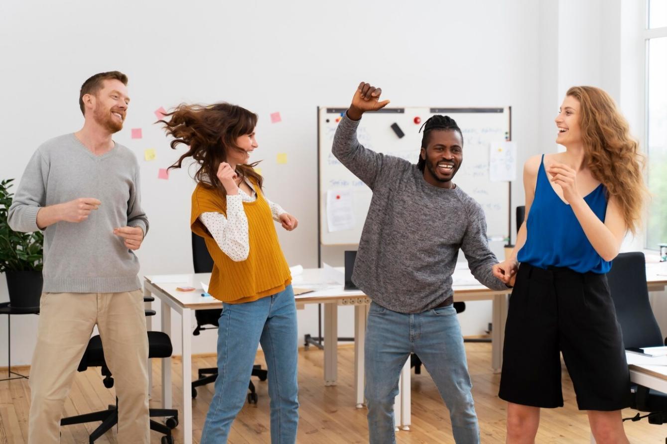 Ambiance nocturne urbaine avec jeux de contrastes et de silhouettes
