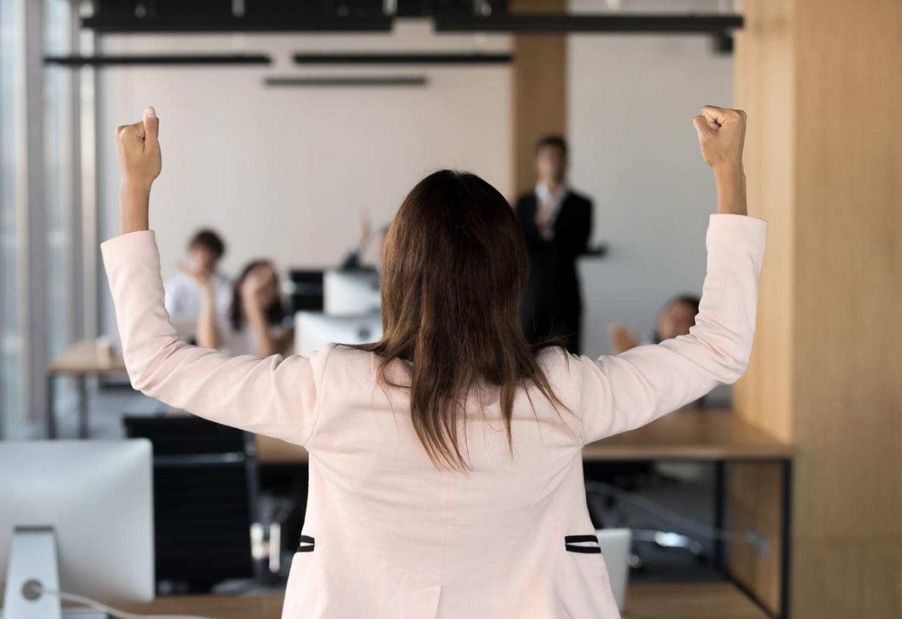 Scène urbaine nocturne avec reflets lumineux sur chaussée mouillée